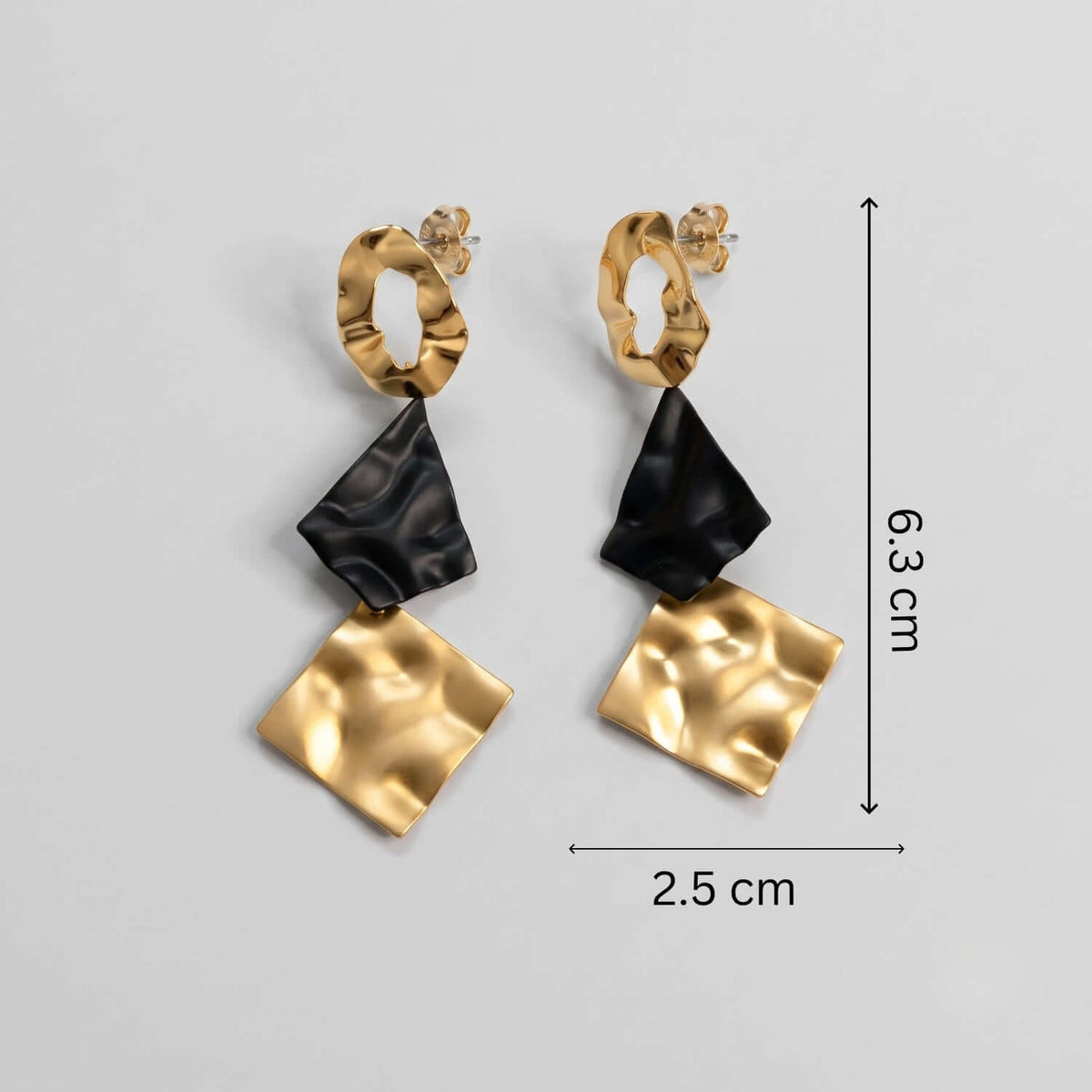 Golden chimes Trisq Dangler earring in gold and black, featuring modern geometric shapes, dimensions 6.3 cm x 2.5 cm.